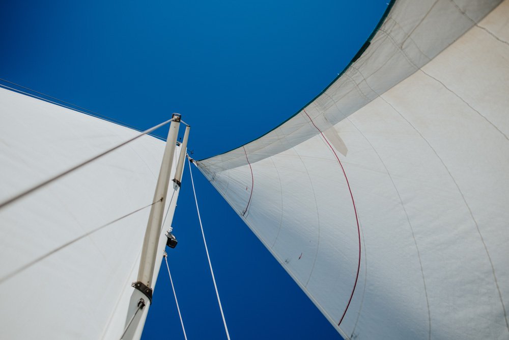 Segelboot auf der Reise von Barcelona nach Menorca.