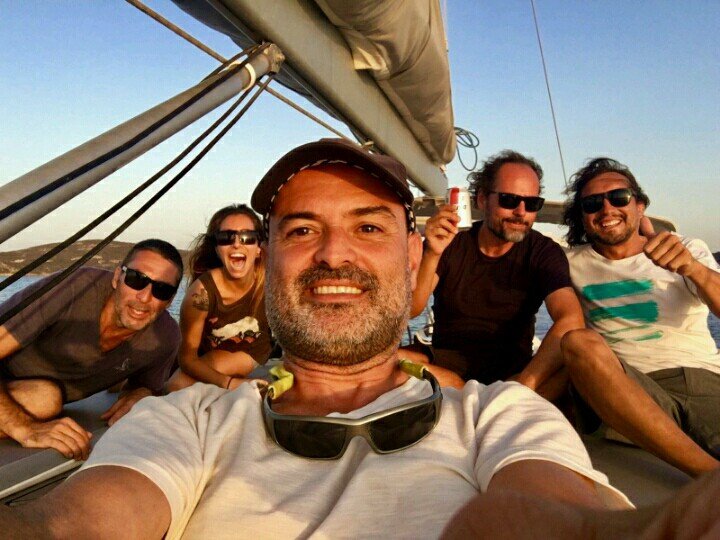 Explora las aguas cristalinas de Menorca a tu propio ritmo.