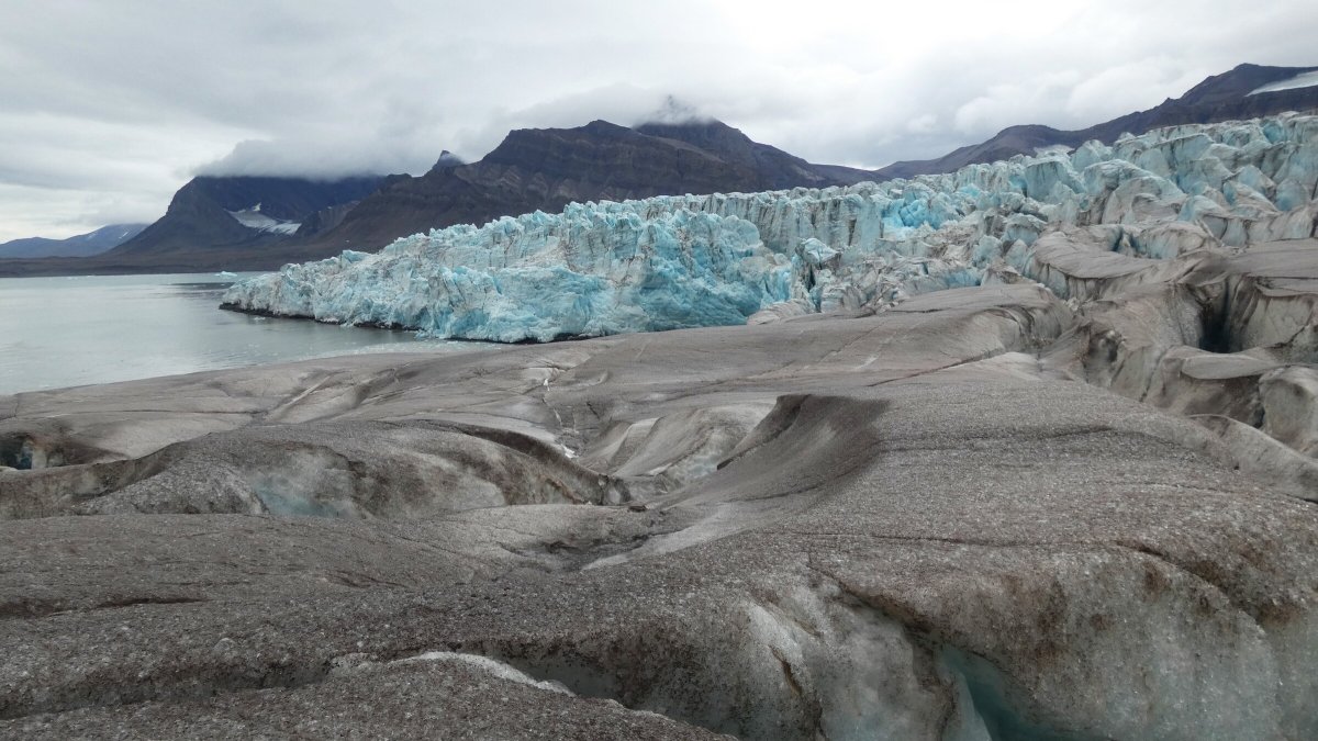 Barco de safari en las aguas de Svalbard