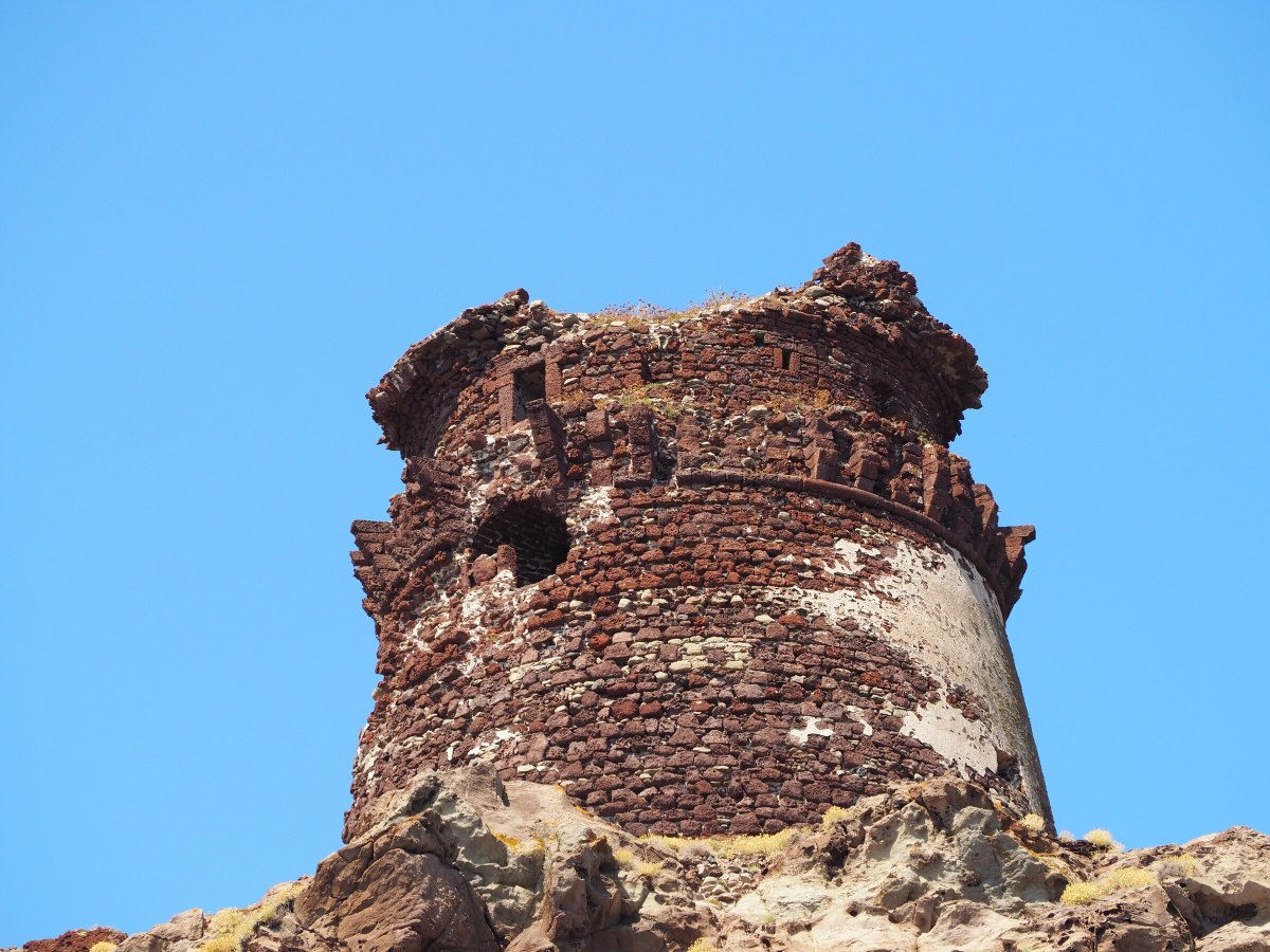 Barche a vela che navigano tra le isole