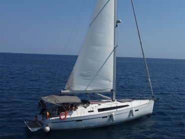 Gita in barca a vela attraverso Barcellona, 2 ore a mezzogiorno o al tramonto