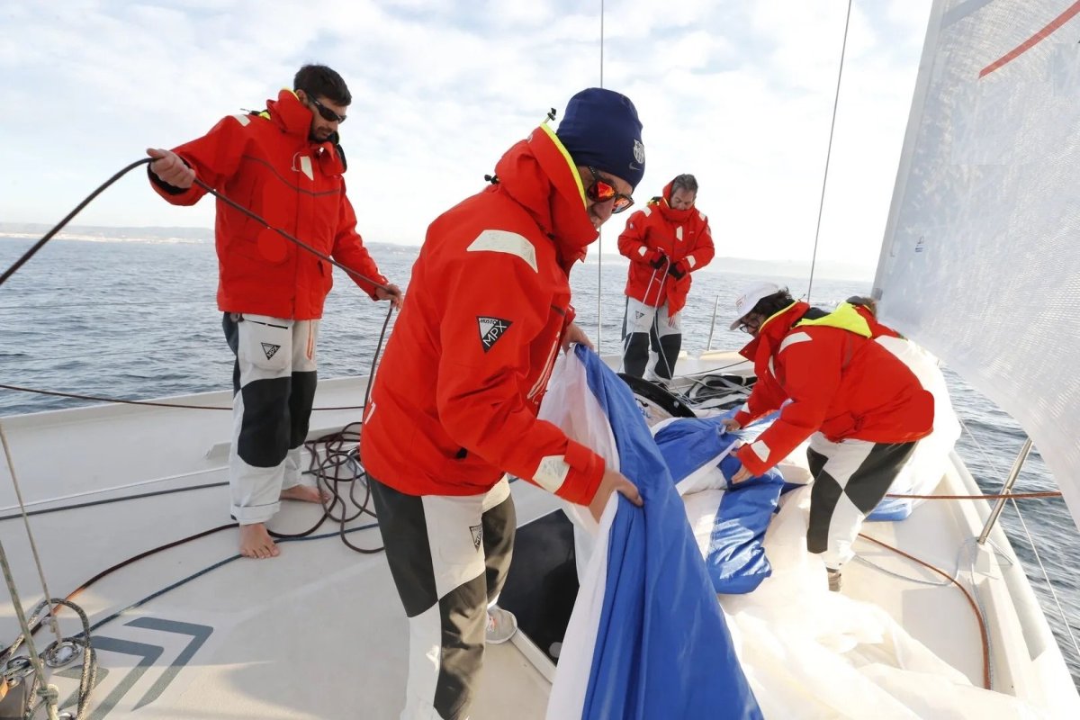 Curso de navegación en barco hacia Barcelona