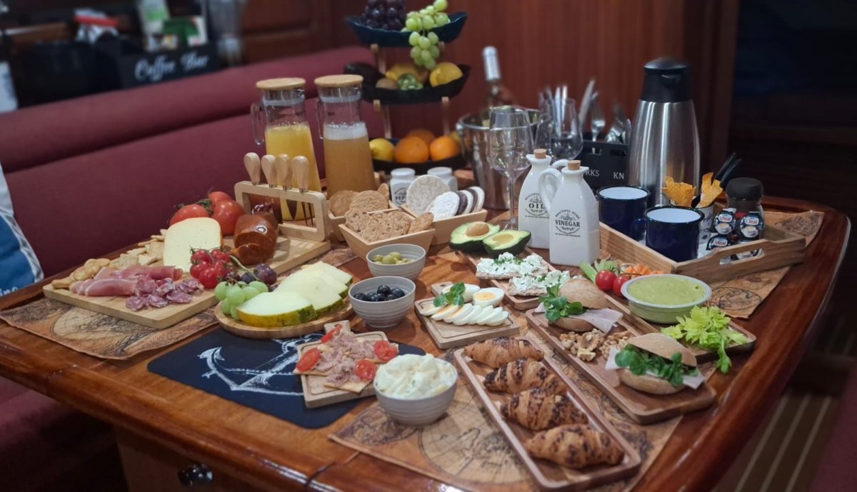 Sailing on a sailboat in Alcúdia Bay