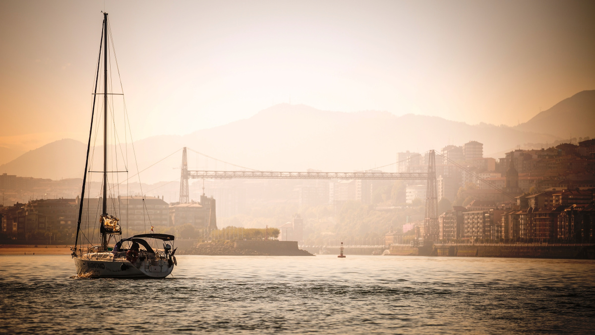 Tramonto sul mare con veliero