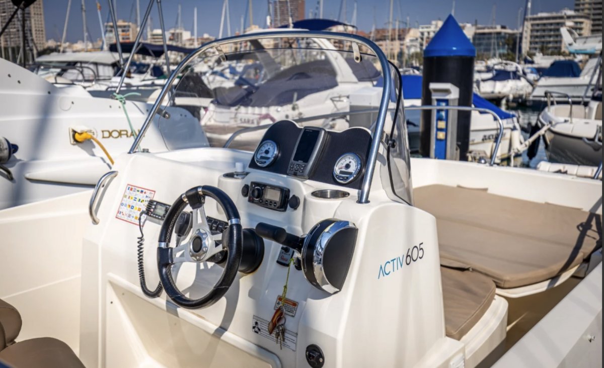 Erleben Sie die Schönheit des Mittelmeers mit einem Motorboot