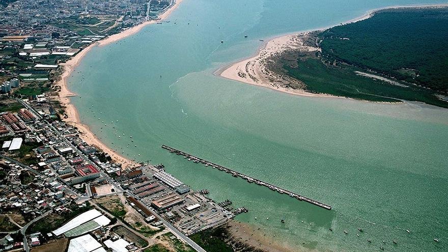 Vista panoramica della costa di Almeria da una barca a vela