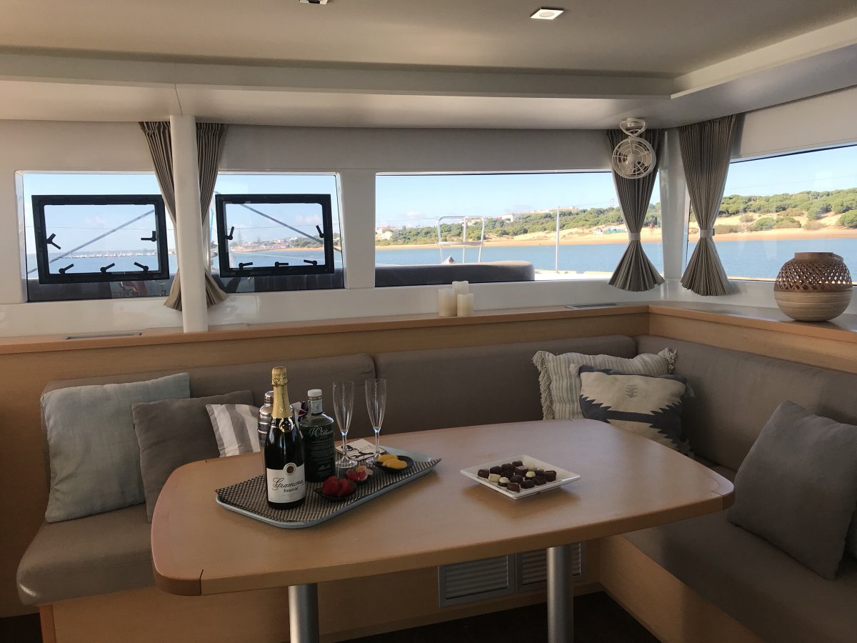Naviga in Lagoon 450s da Ibiza a Formentera