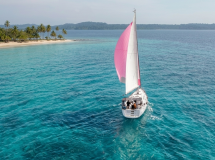 Segel durch Bocas del Toro auf einem Segelboot!