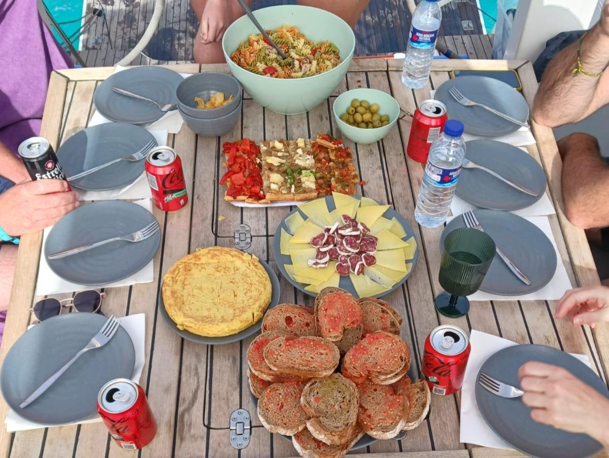 Una giornata di navigazione a vela nel Mediterraneo