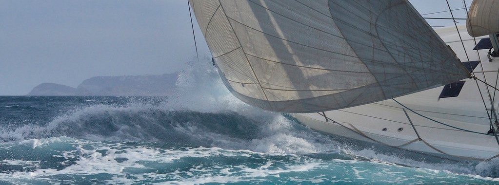 Explora las aguas con nuestros viajes en barco