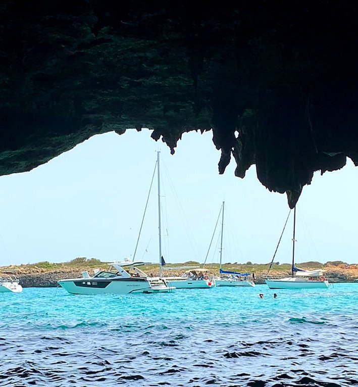 Die Sonne scheint auf dem Meer in Mallorca
