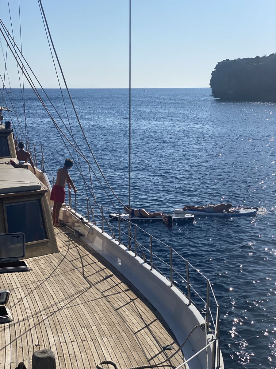 Lernen Sie auf einer klassischen Schooner in Menorca zu segeln