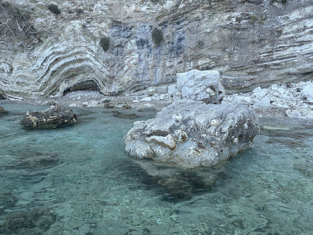 Barco de lujo navegando por las Islas Jónicas