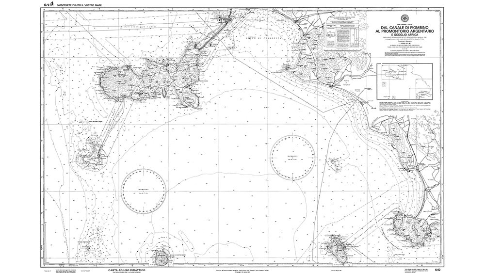 Curso de vela en el mar con vistas al puerto de Elba, navegación profesional