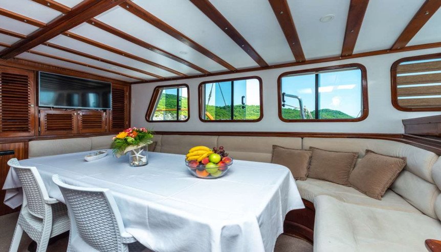 Motorboat - Custom - 5 baths