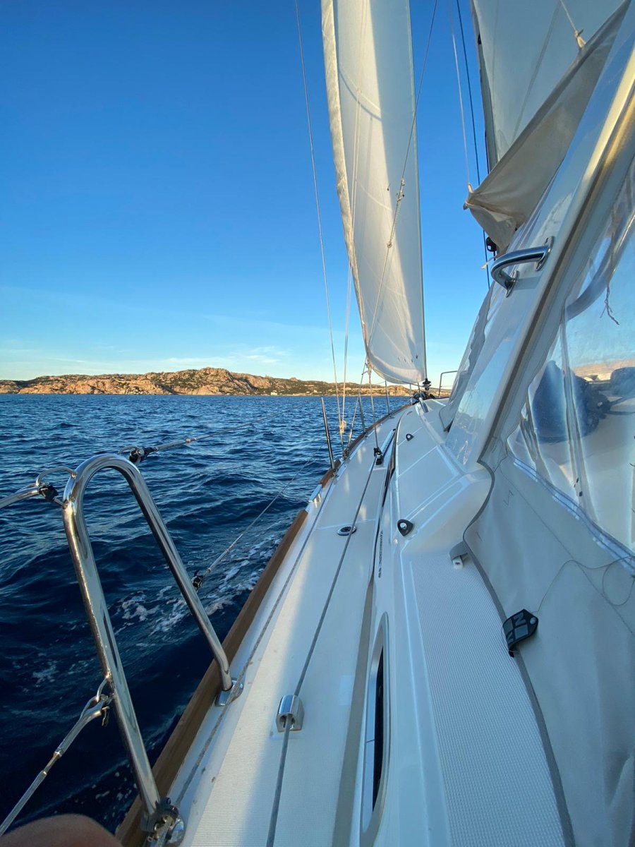 Consejos y técnicas de navegación en barco en Cerdeña
