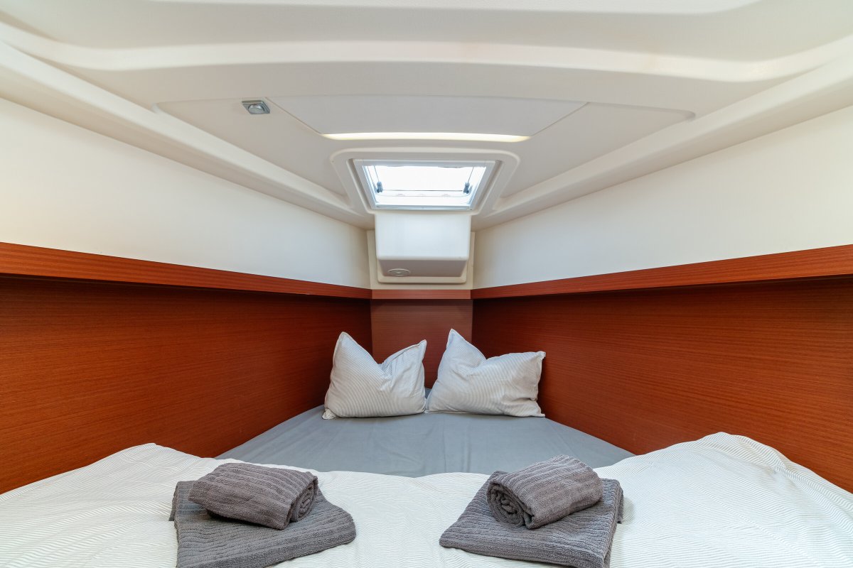 Genießen Sie Luxus bei der Miete eines Hanse 415 Segelboots.