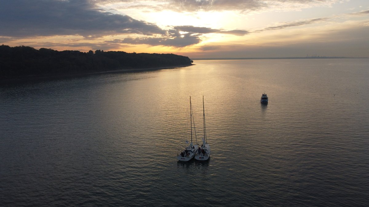 Studenti che imparano la navigazione offshore