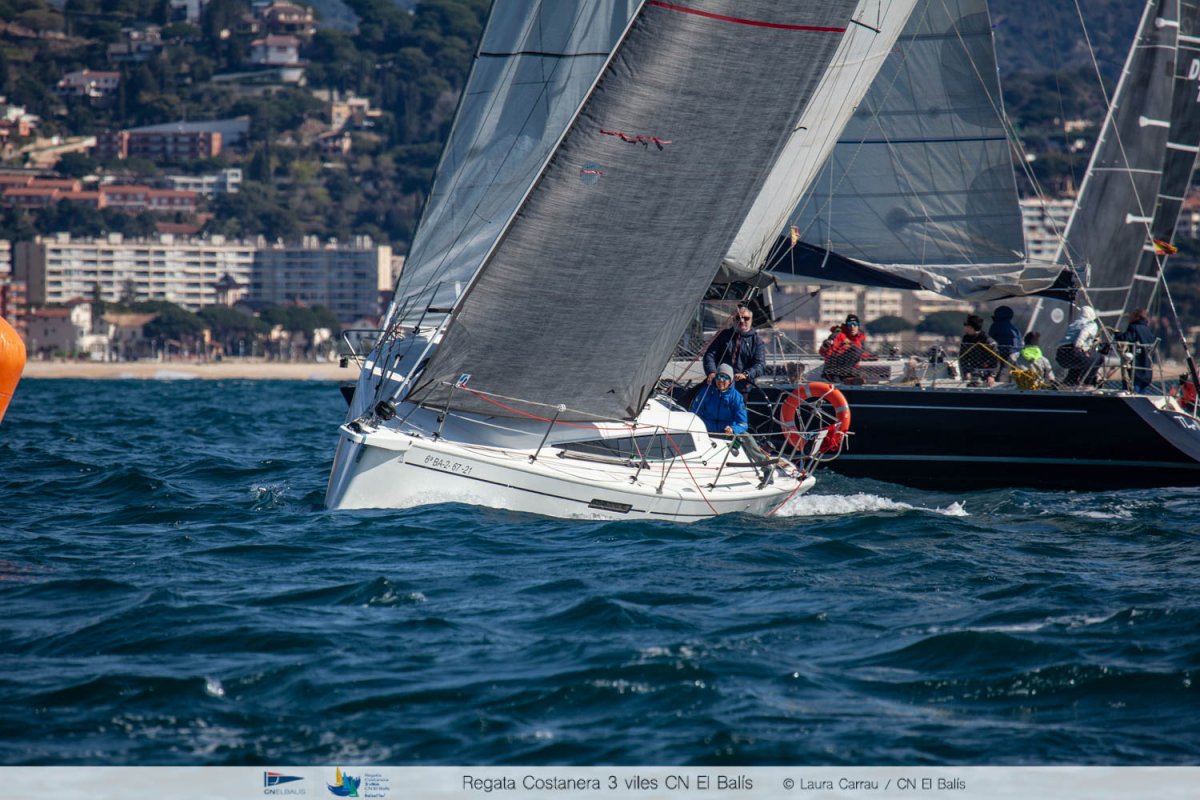 Experiencia de Vela en Barcelona: Navegue con profesionales
