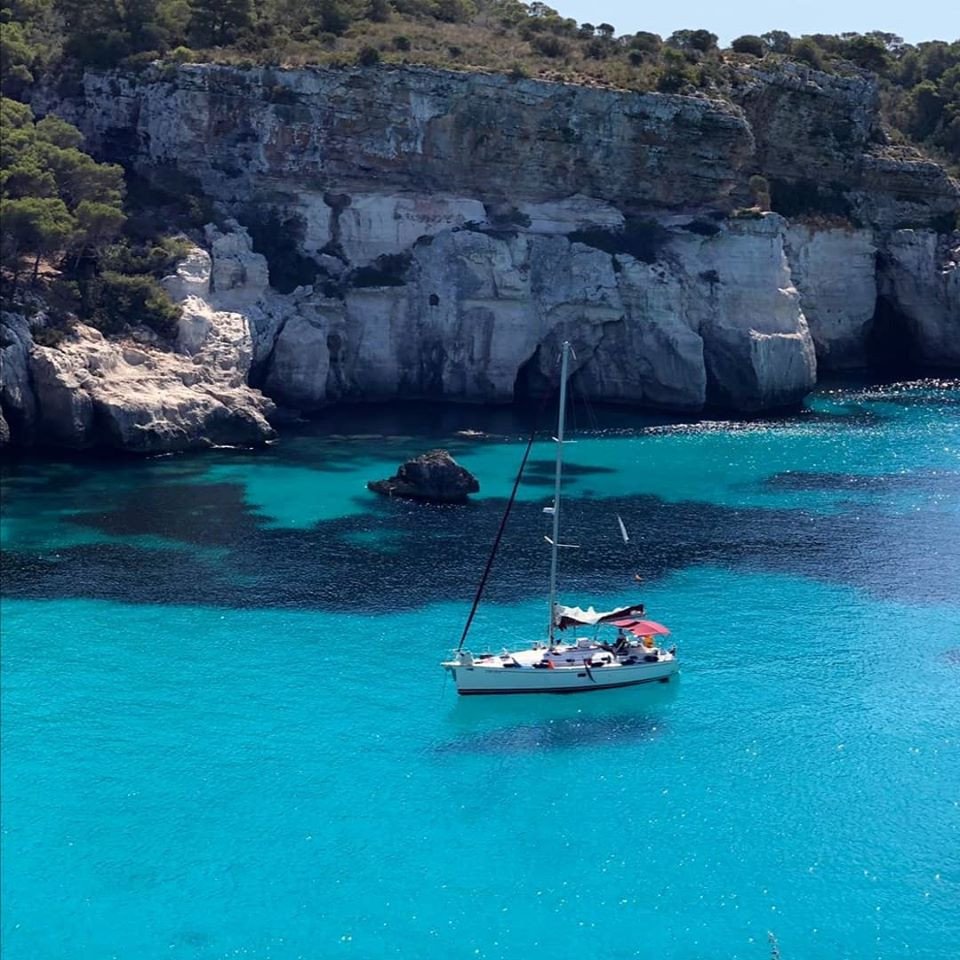 Goditi i panorami del mare durante il corso di vela