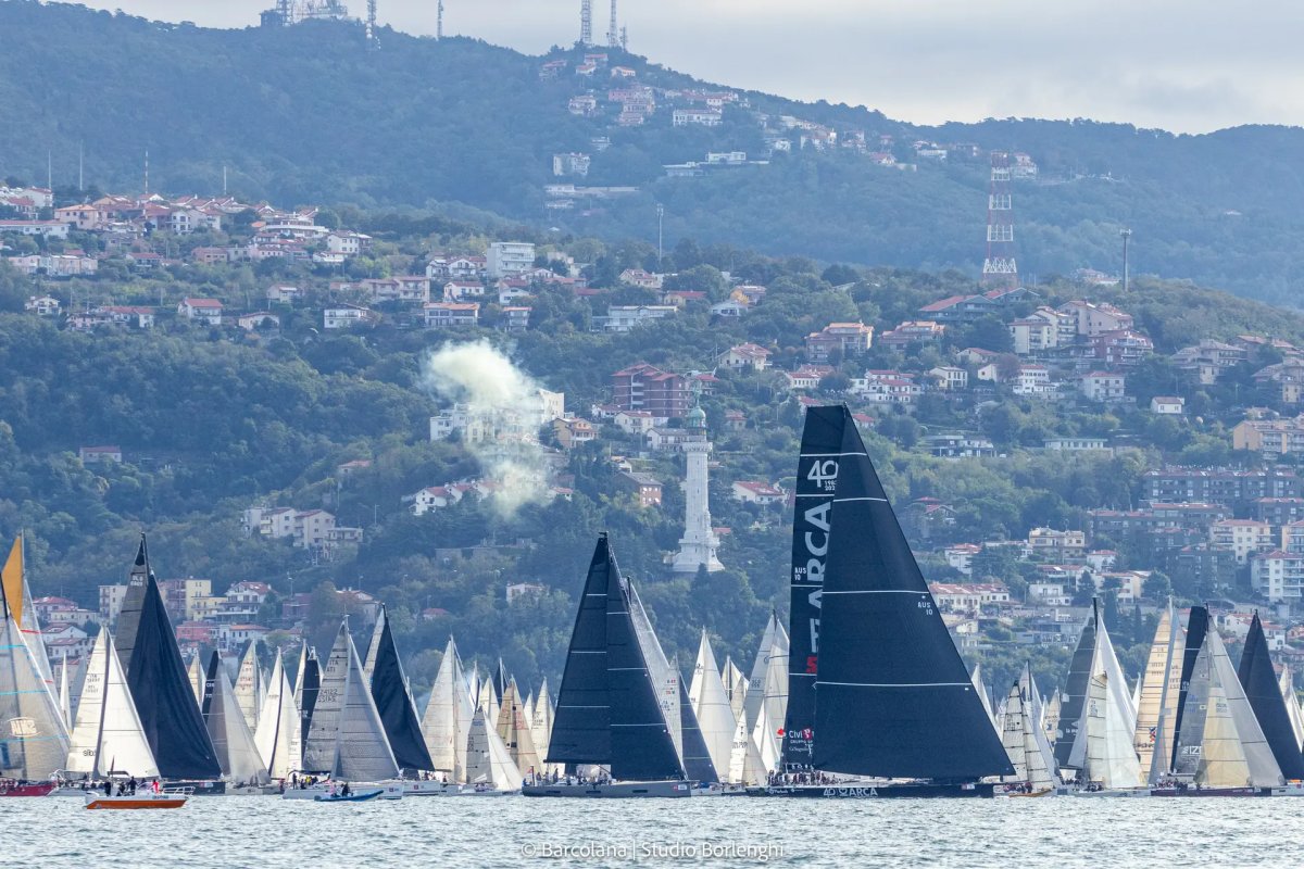 Rennboot bei der berühmten Barcolana-Regatta