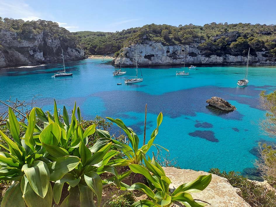 Boote in der Bucht von Pollença während der Regatta