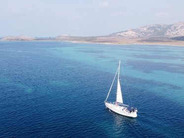Navega en velero por la costa norte de Cerdeña desde Olbia hasta l'Alguero