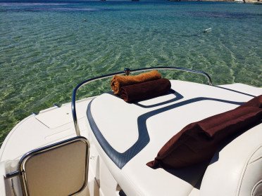 Genießen Sie einen Tag auf einem Boot durch die schönsten Buchten von Ibiza und Formentera!