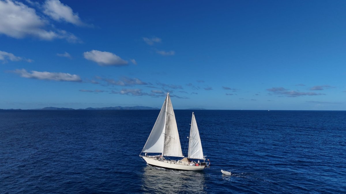 Barco escuela navegando desde Tánger a Lanzarote