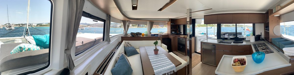 Navega por las aguas azules de Ibiza en nuestro Lagoon 46