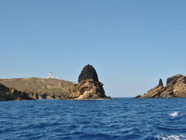 Experience around the Columbretes Islands in a motor catamaran