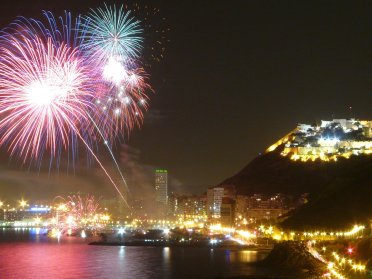Feuerwerk in Alicante mit dem Boot - Hogueras de San Juan