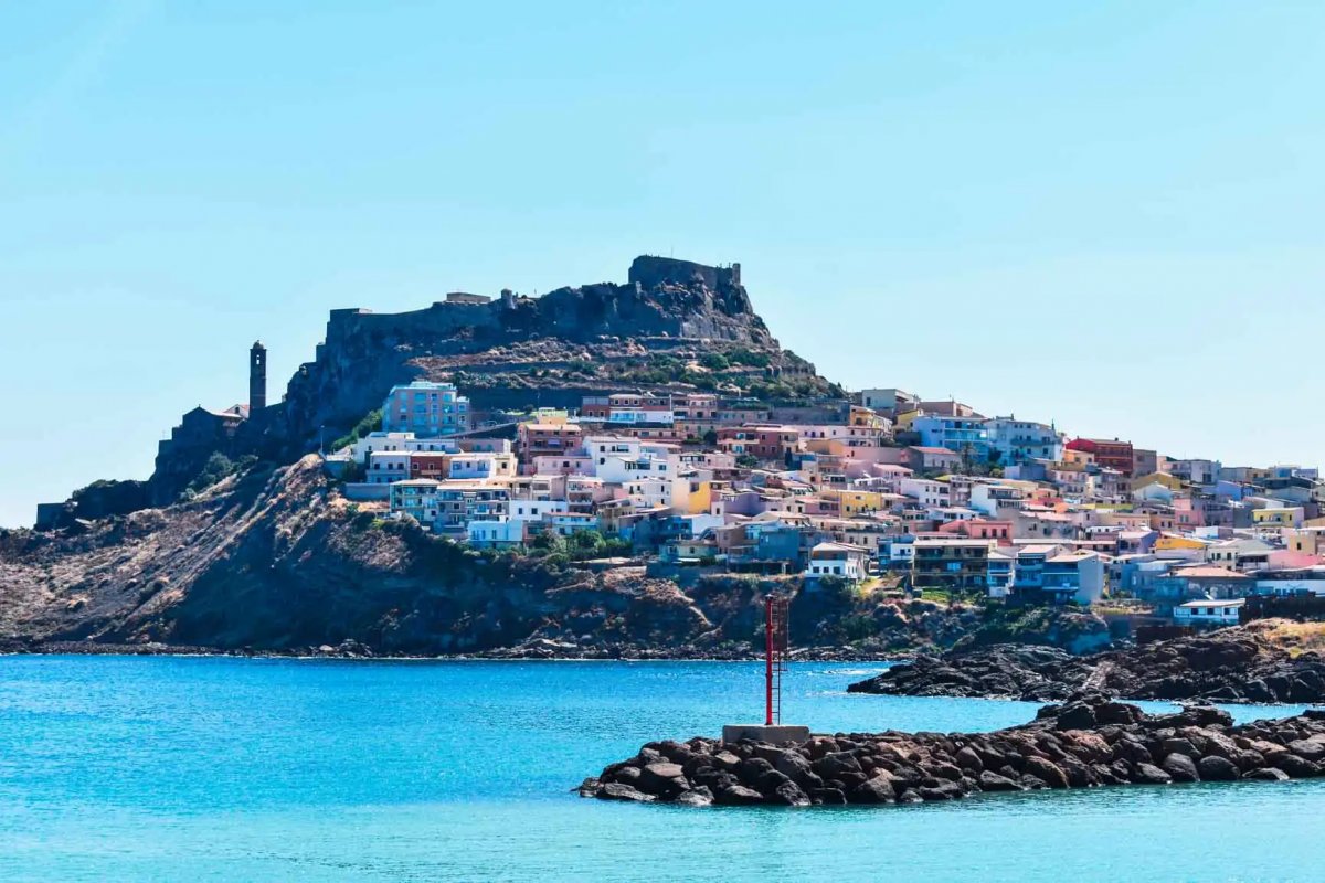 Explora las ensenadas y calas de Cerdeña en catamarán