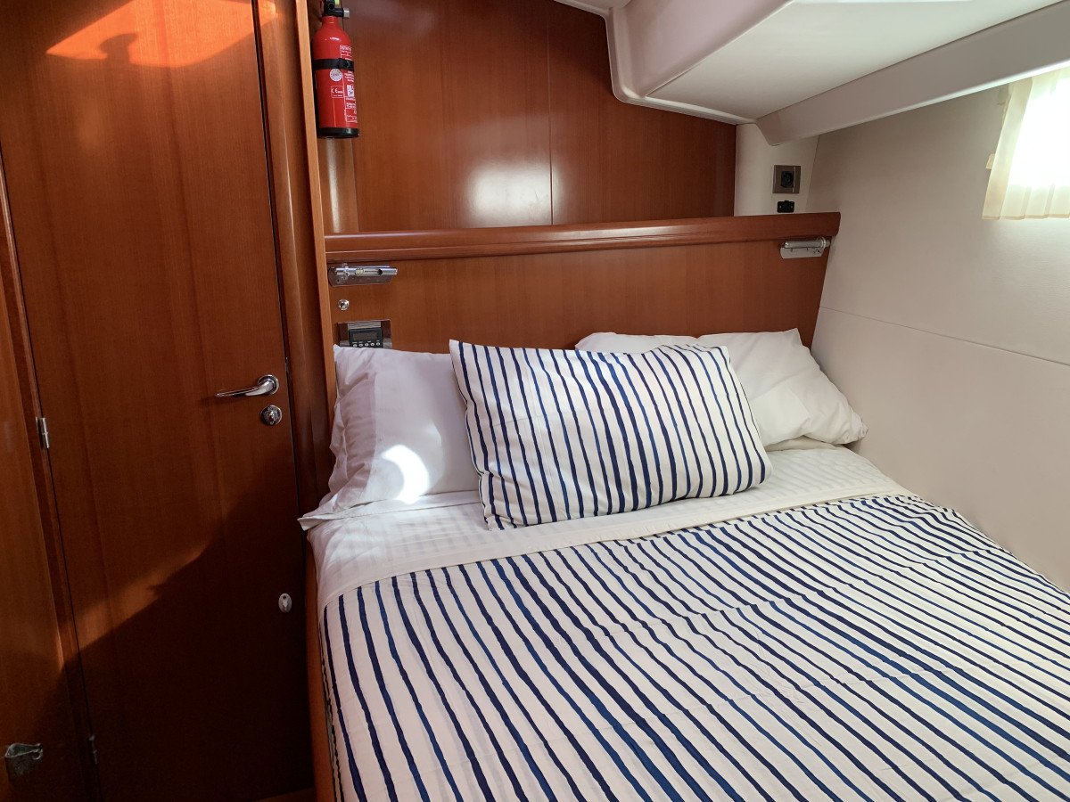 Boot im Meer mit Landschaft von Ibiza und Formentera