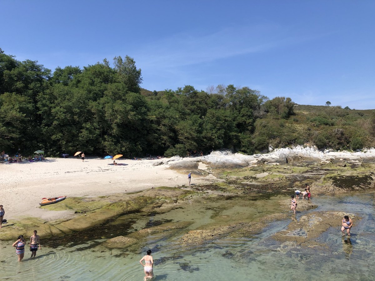 Navega por las aguas cristalinas del parque nacional