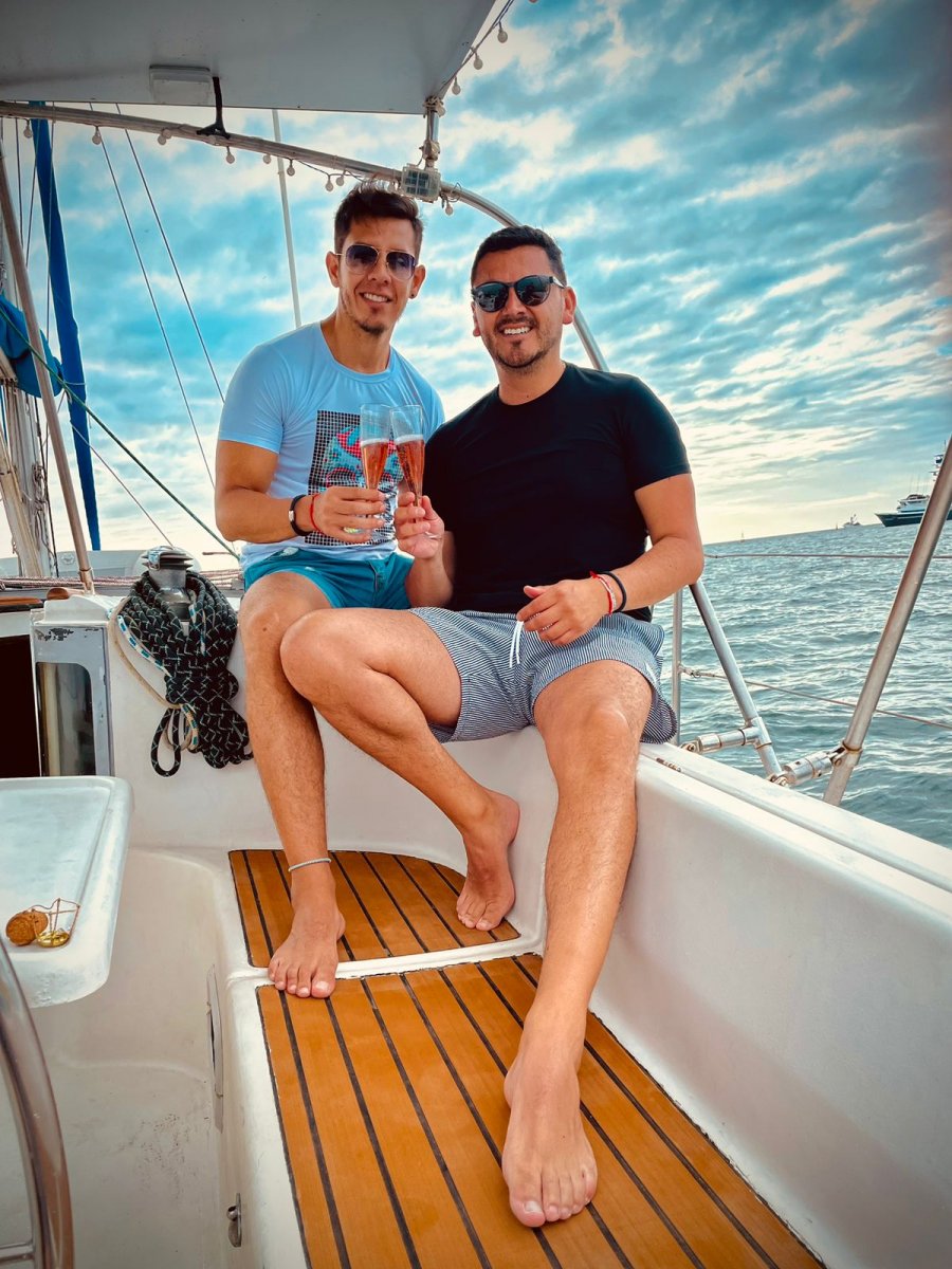 A day of sailing in the Pacific with views of Manta's beaches