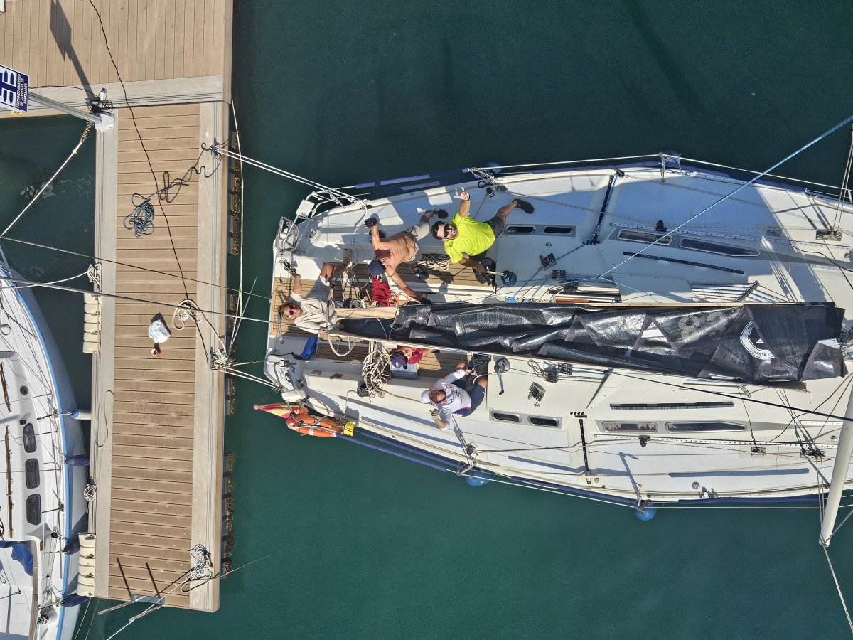 Estudiantes practicando maniobras en barco