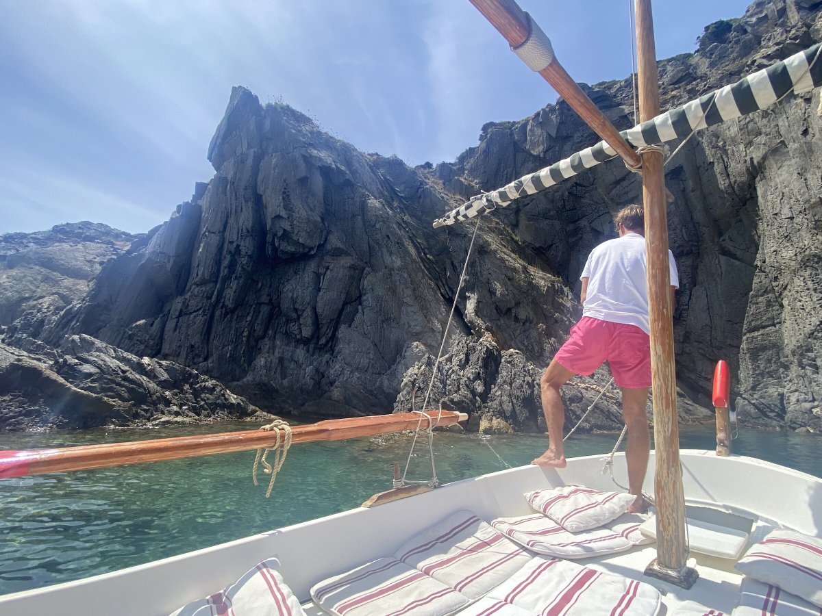 Desde el mar, el Cabo de Creus se ve diferente