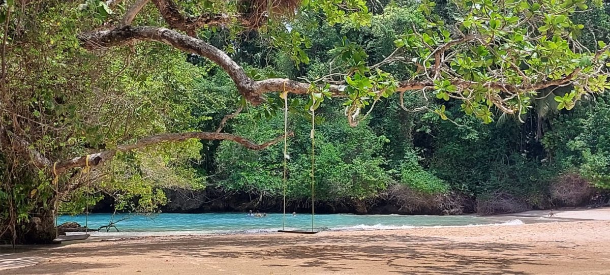 Erkunden Sie die Gewässer vor der Küste von St. Martin mit dem Segelboot