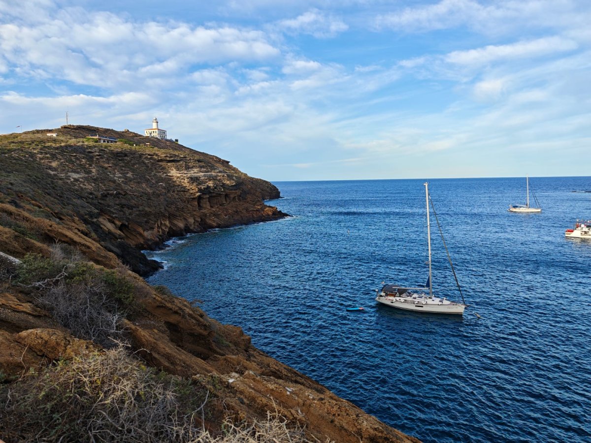 Barco de vela en la escapada de 4 días a Columbretes