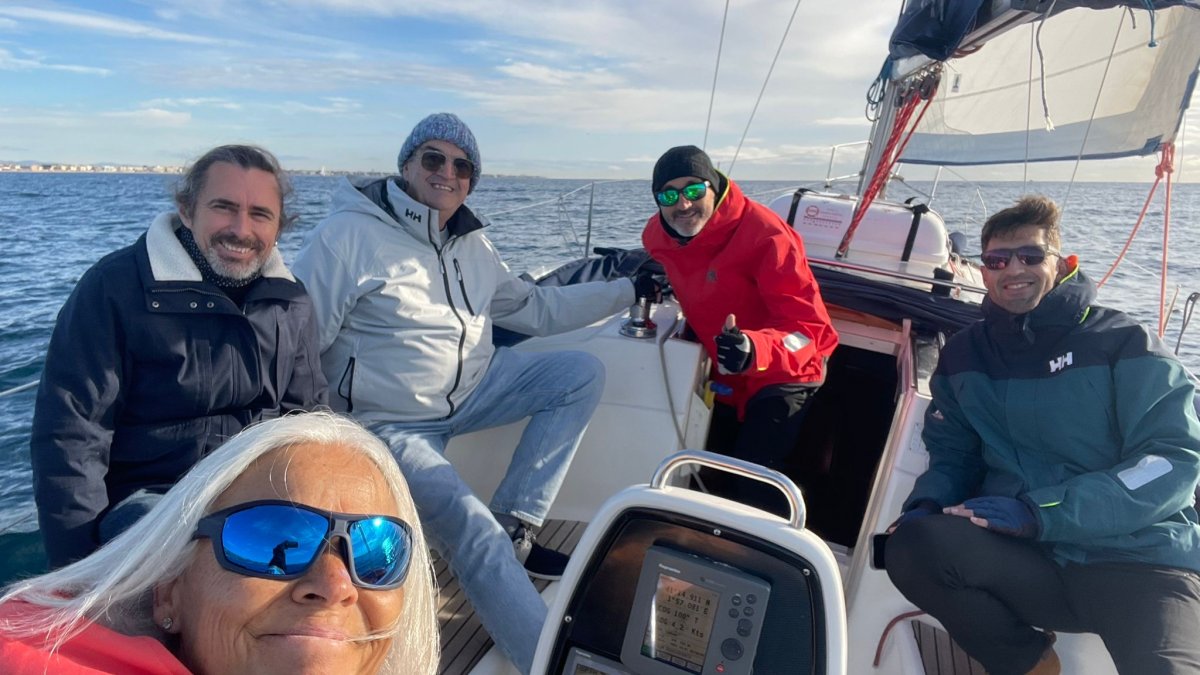 Naviga lungo le coste italiane su uno yacht