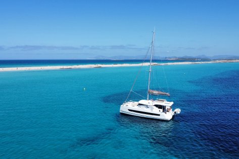 Balearic Bliss:  Ibiza y Formentera en Catamarán con Hostess/Chef