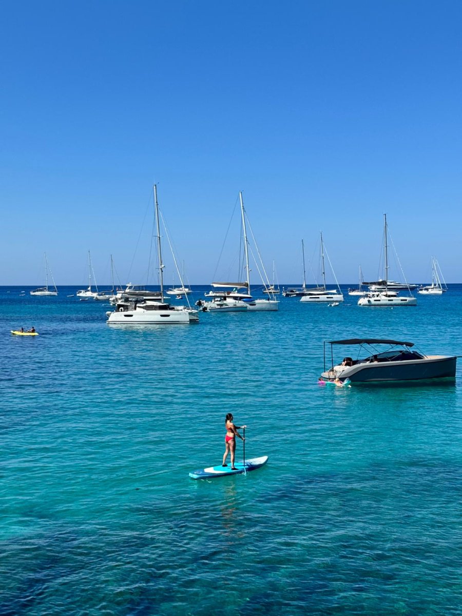 Morgen mit der Sonne über Sardiniens Meer