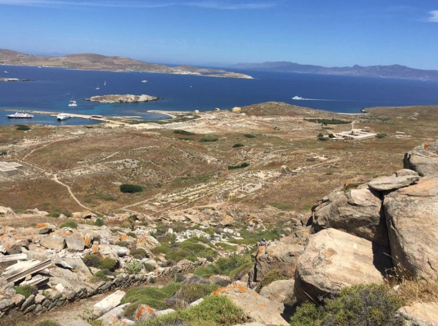 Explorar la hermosa costa de Grecia en un viaje en barco