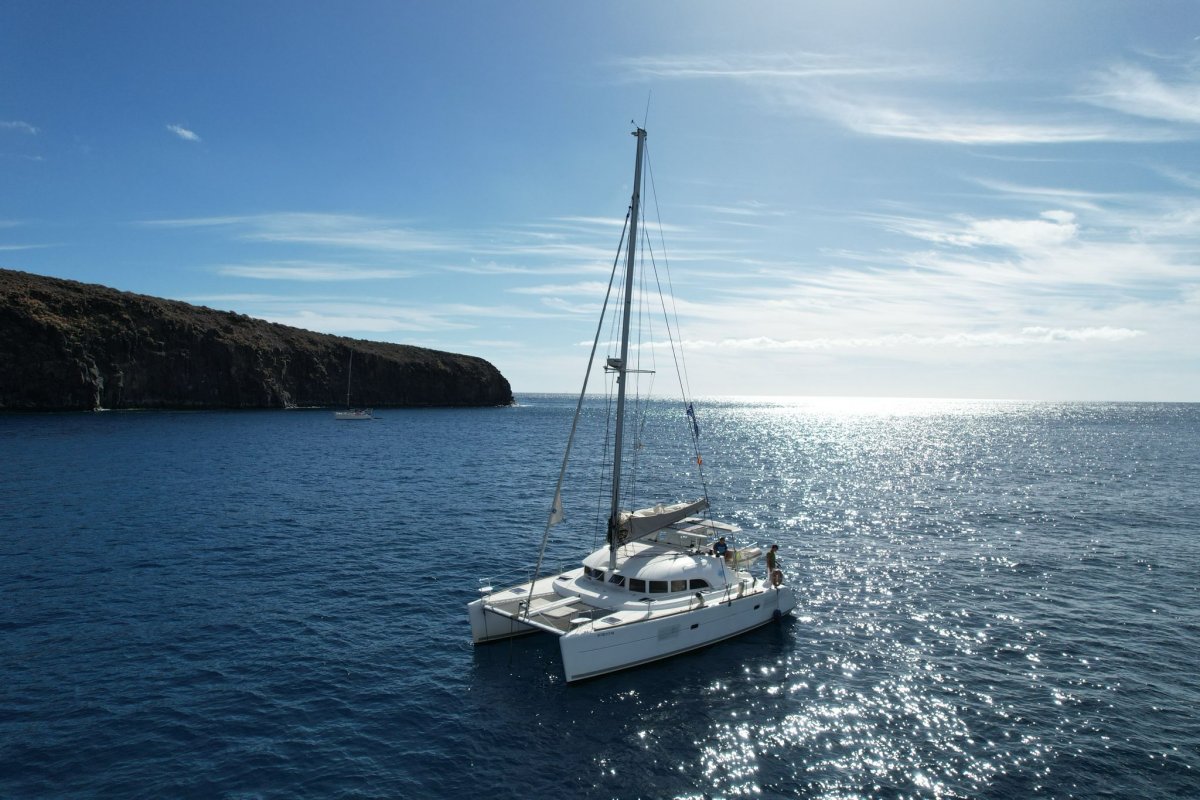 Live the experience of sailing on a luxury boat