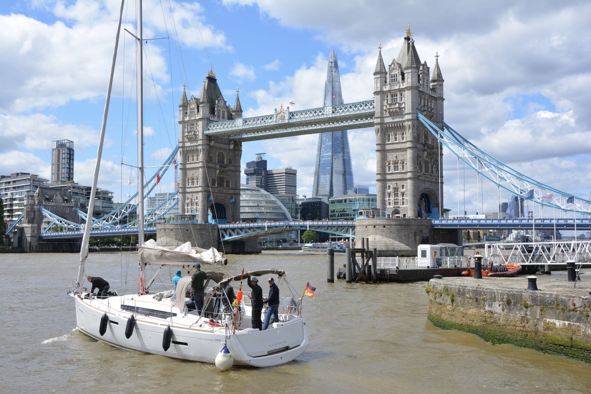 Boat trip from Hamburg to London, approximately 480 nautical miles