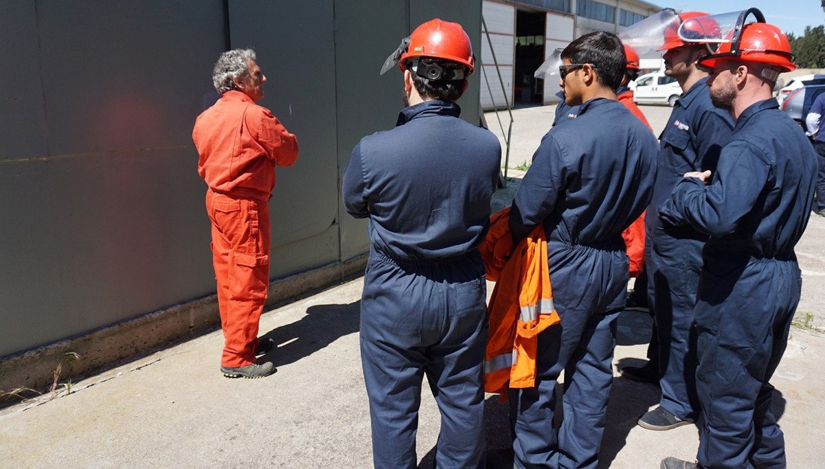 Explore the world through the waters with our sailing courses