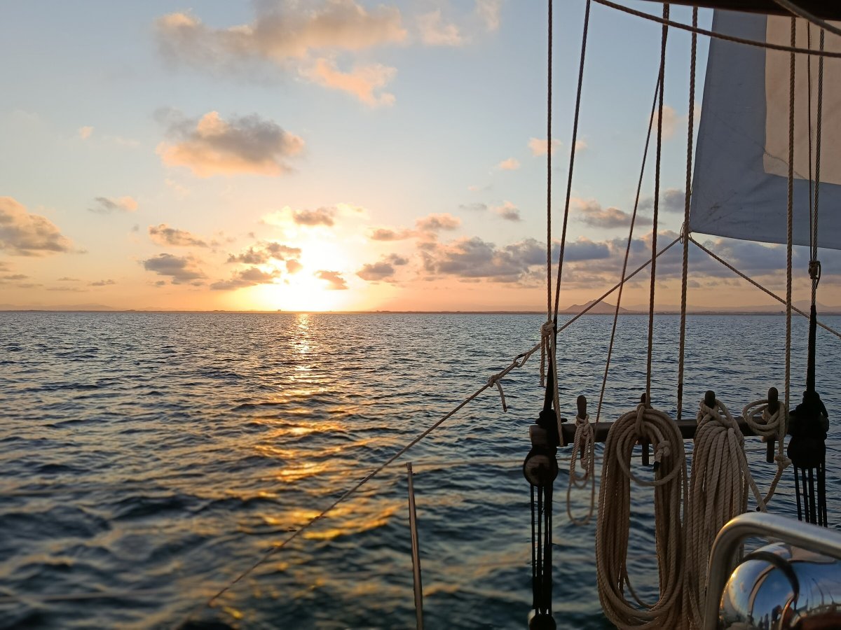 Esclusiva navigazione al tramonto in yacht classico