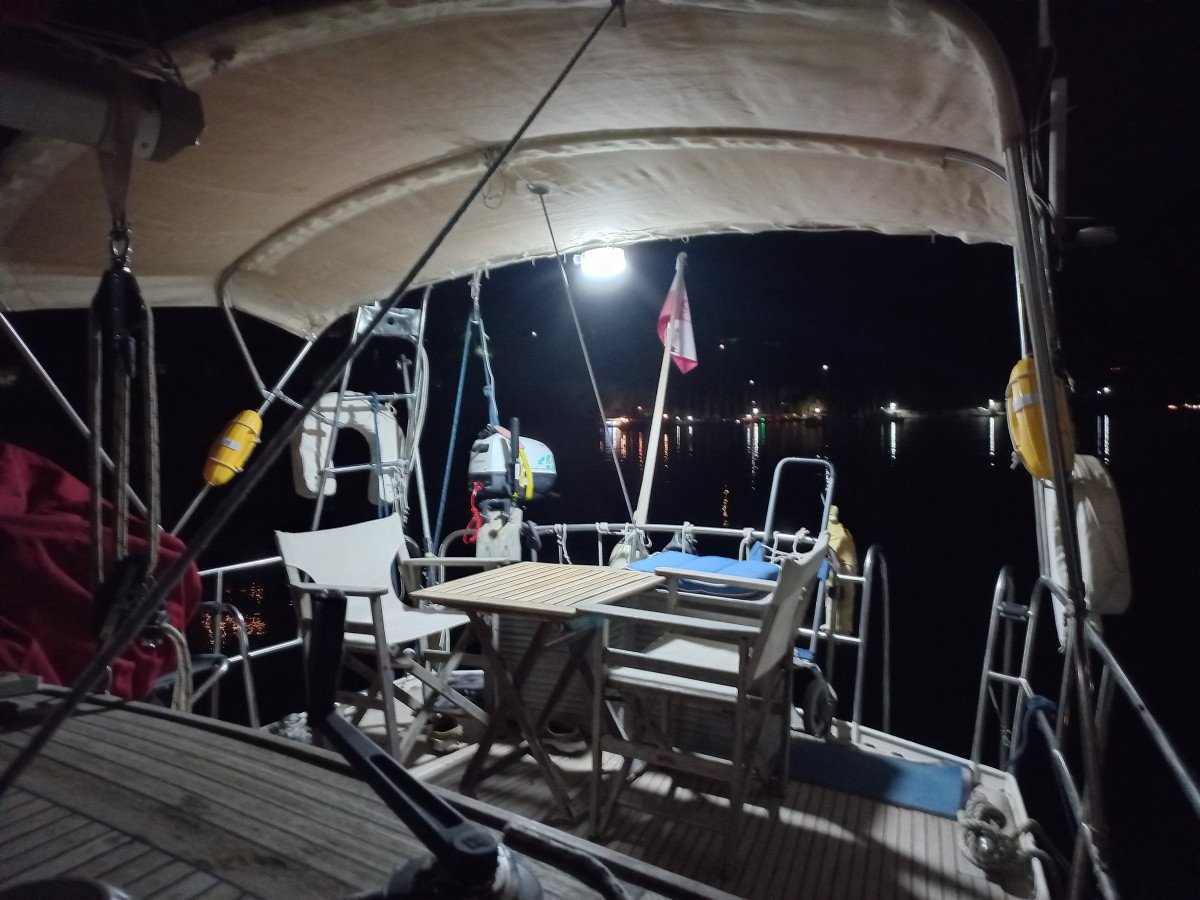 Gustare cibo e vino locali a bordo