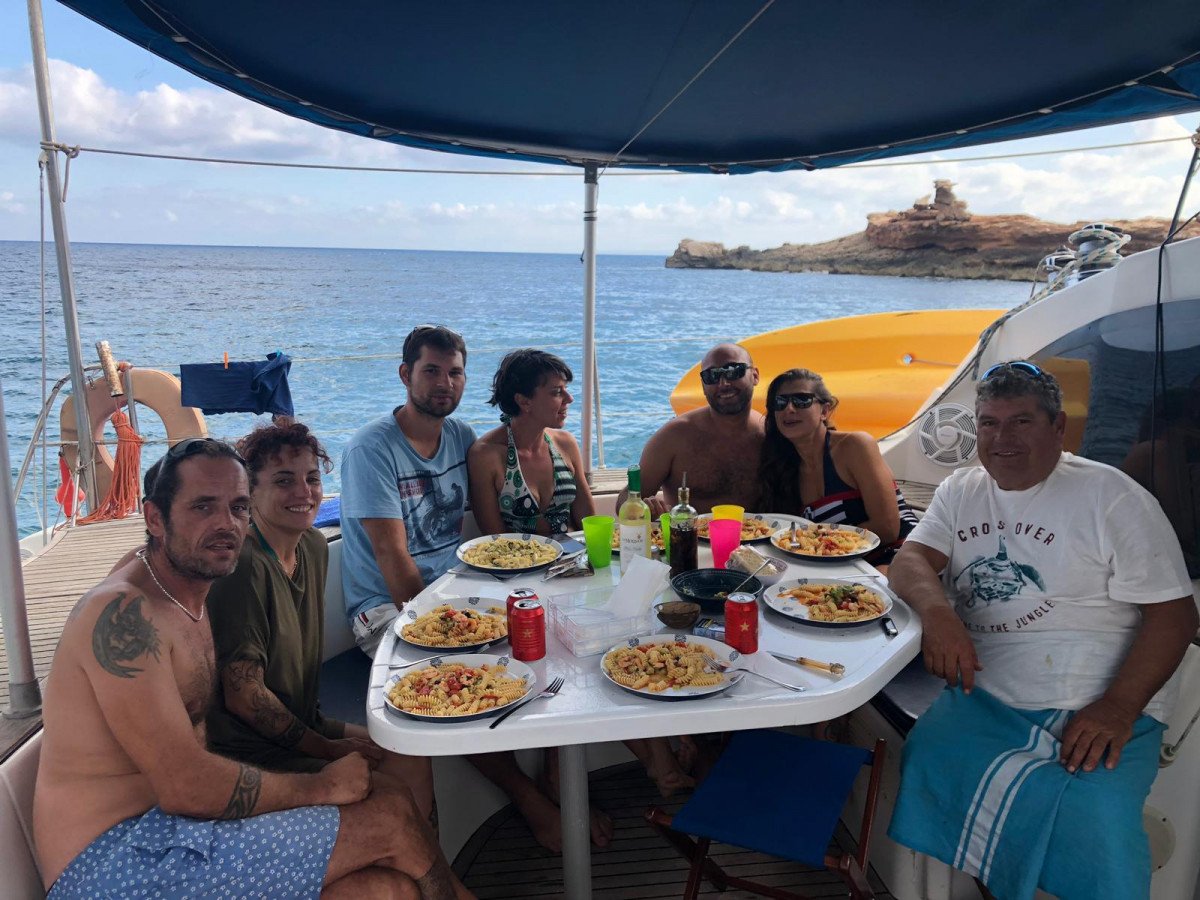 Navega a través de las aguas cristalinas